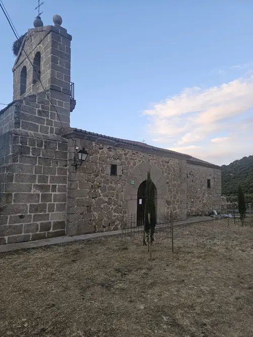 La Iglesia de San Andrés al atardecer, con su campanario recortado contra el cielo