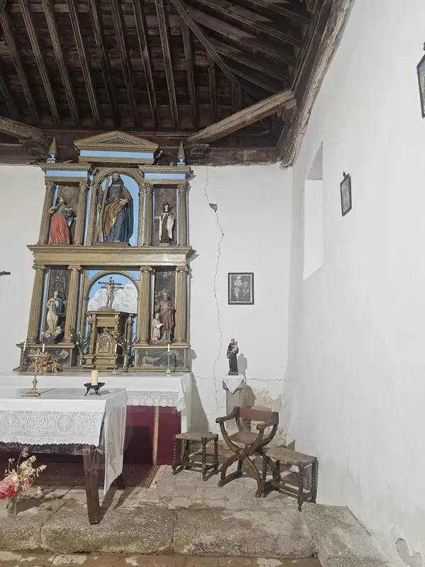Vista del altar mostrando la grieta que baja desde el techo hasta el suelo
