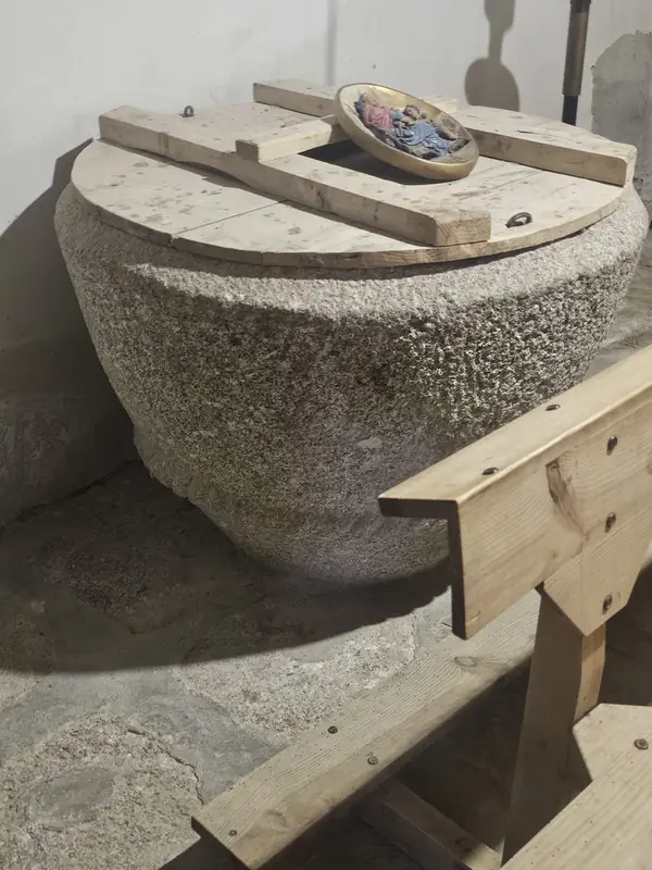 Pila bautismal de granito con tapa de madera artesanal