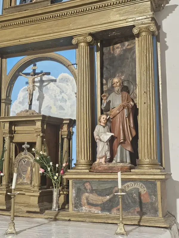 Detalle del retablo con el tabernáculo, la talla de San Andrés y la inscripción Propheta